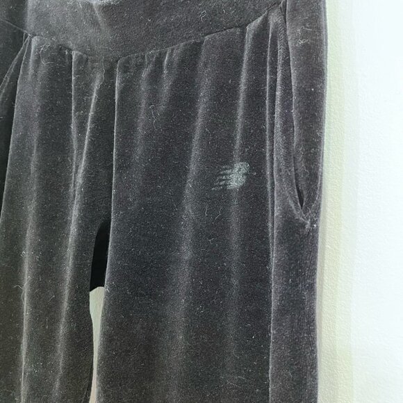 NEW balance velvet black jogger size small - Picture 3 of 7